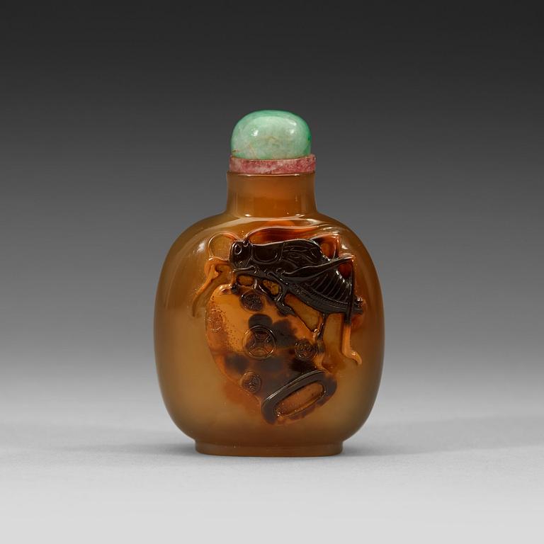 A carved chalcedony snuff bottle, Qing dynasty, 19th century.