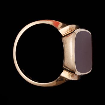 HERRKLACKRING, guld 18K, karneol, 1900-tal. Vikt ca 11,5 gram.