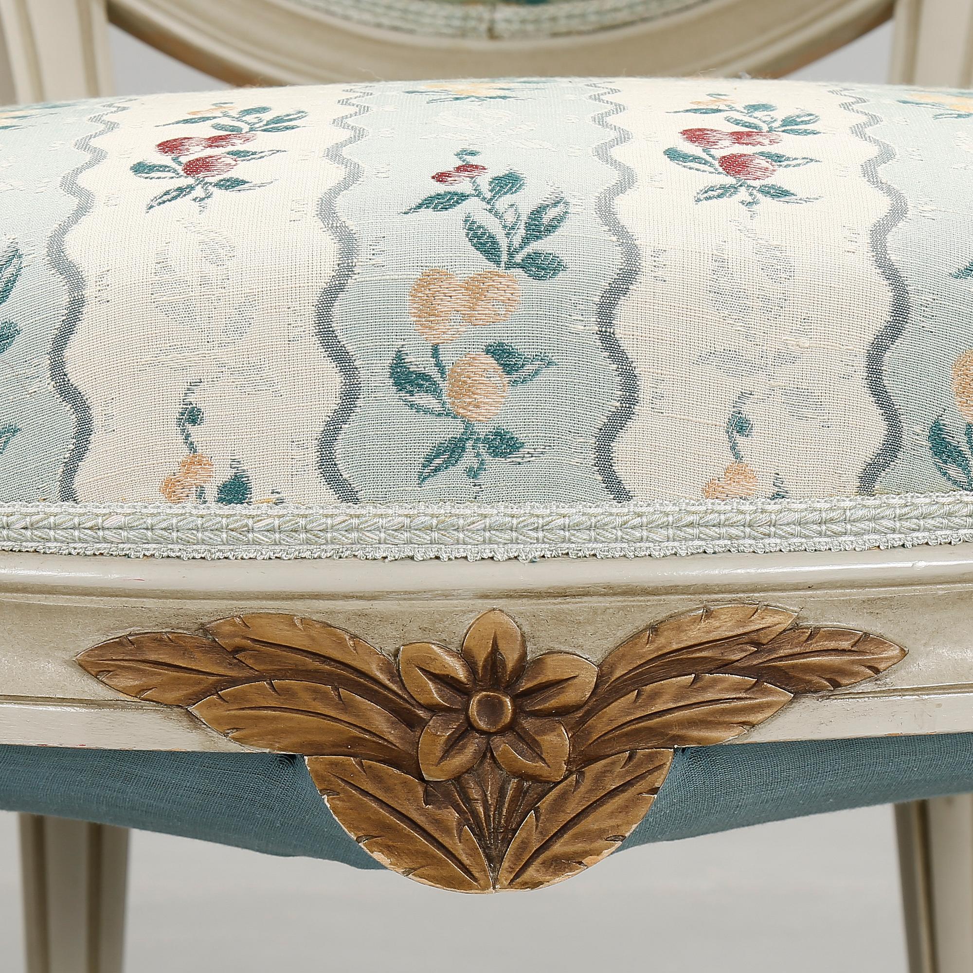 KARMSTOLAR, ett par, Gustaviansk stil, omkring 1900-talets mitt.
