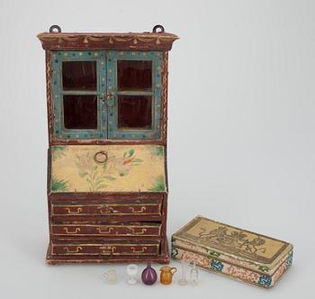SKRIVSKÅP för dockskåp, FOTOGENLAMPA samt MINIATYRFÖREMÅL i glas, 6 st. Ca 1900.