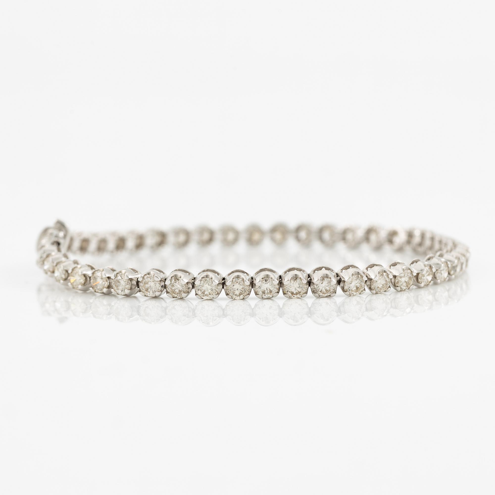 Tennis bracelet 18K white gold with brilliant-cut diamonds.