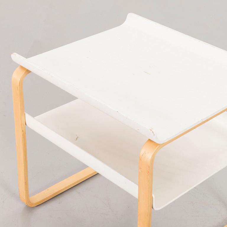 A ALVAR AALTO MODEL 915 SIDE TABLE.