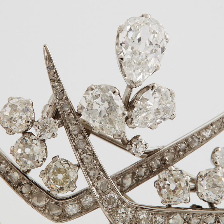 Diadem odlade pärlor samt avtagbar WA Bolin brosch med gammalslipade diamanter.