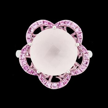 RING, 14k vitguld med mångfacetterad rosenkvarts och 35 briljantslipade rosa safirer. Vikt ca 4 g.