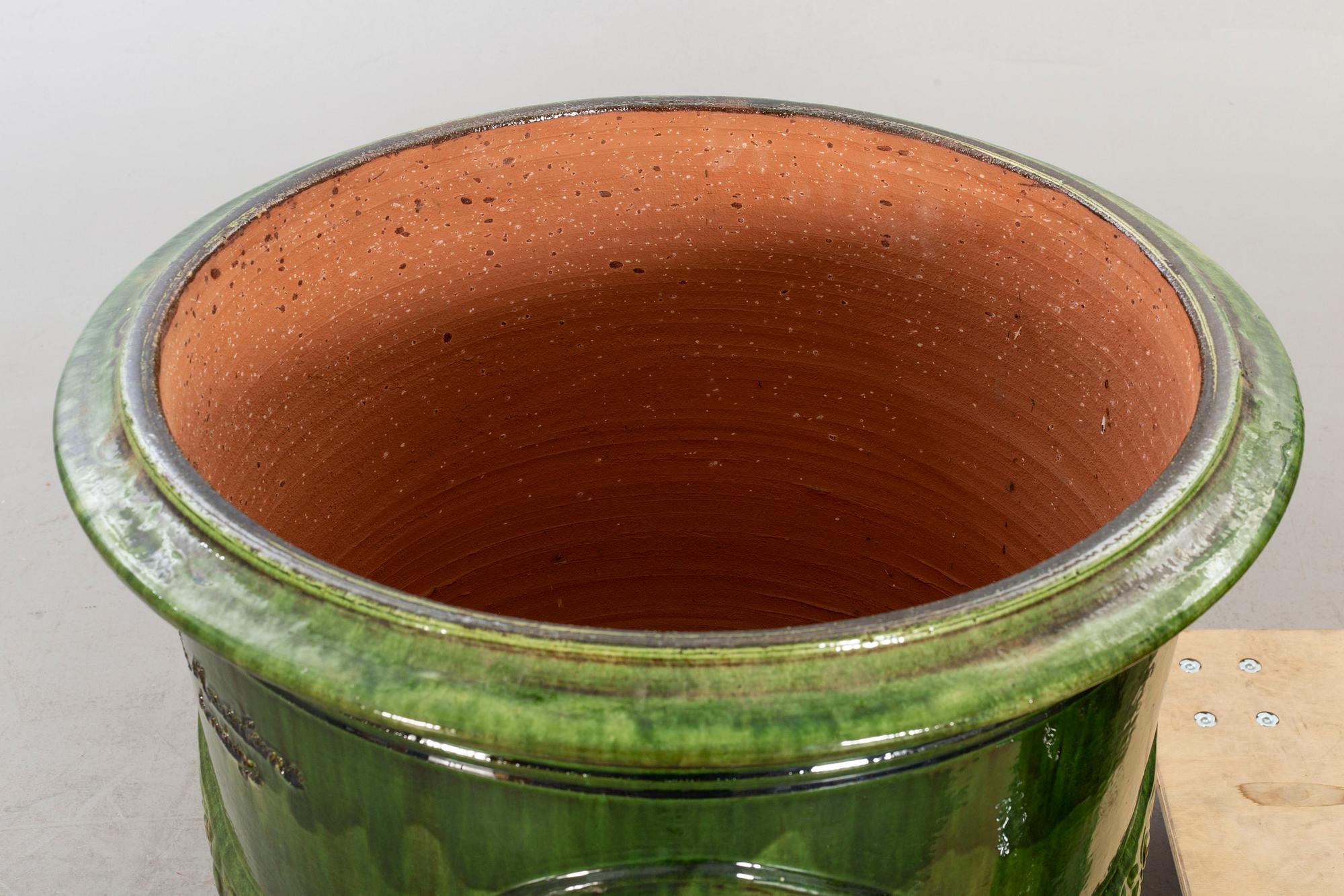 TRÄDGÅRDSURNOR ett par Poterie de la Madeleine Frankrike glaserat lergods 2012.