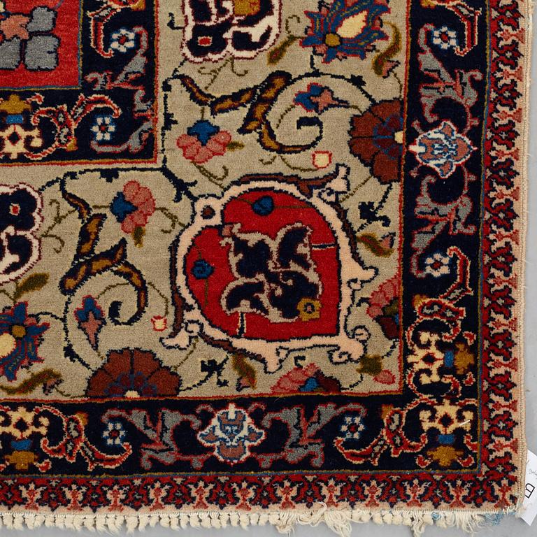 MATTO, semi-antique Tabriz, ca 351,5 x 262,5 cm.