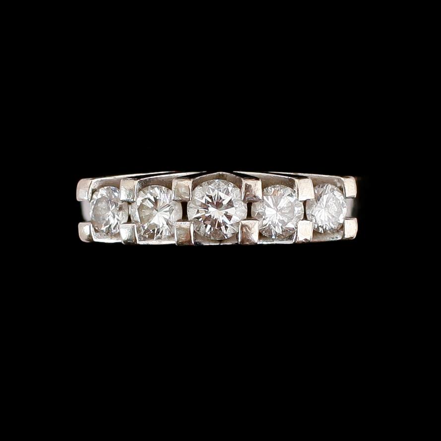 RING, 18 k vitguld, med 5 briljanter, 0.66 ct enligt gravyr. Svenska stämplar. Total vikt ca 5 gram.