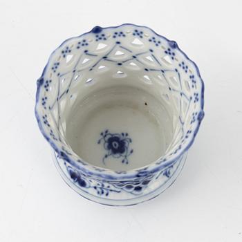 36 pieces of a full lace 'Musselmalet' coffee service, Royal Copenhagen, Denmark.