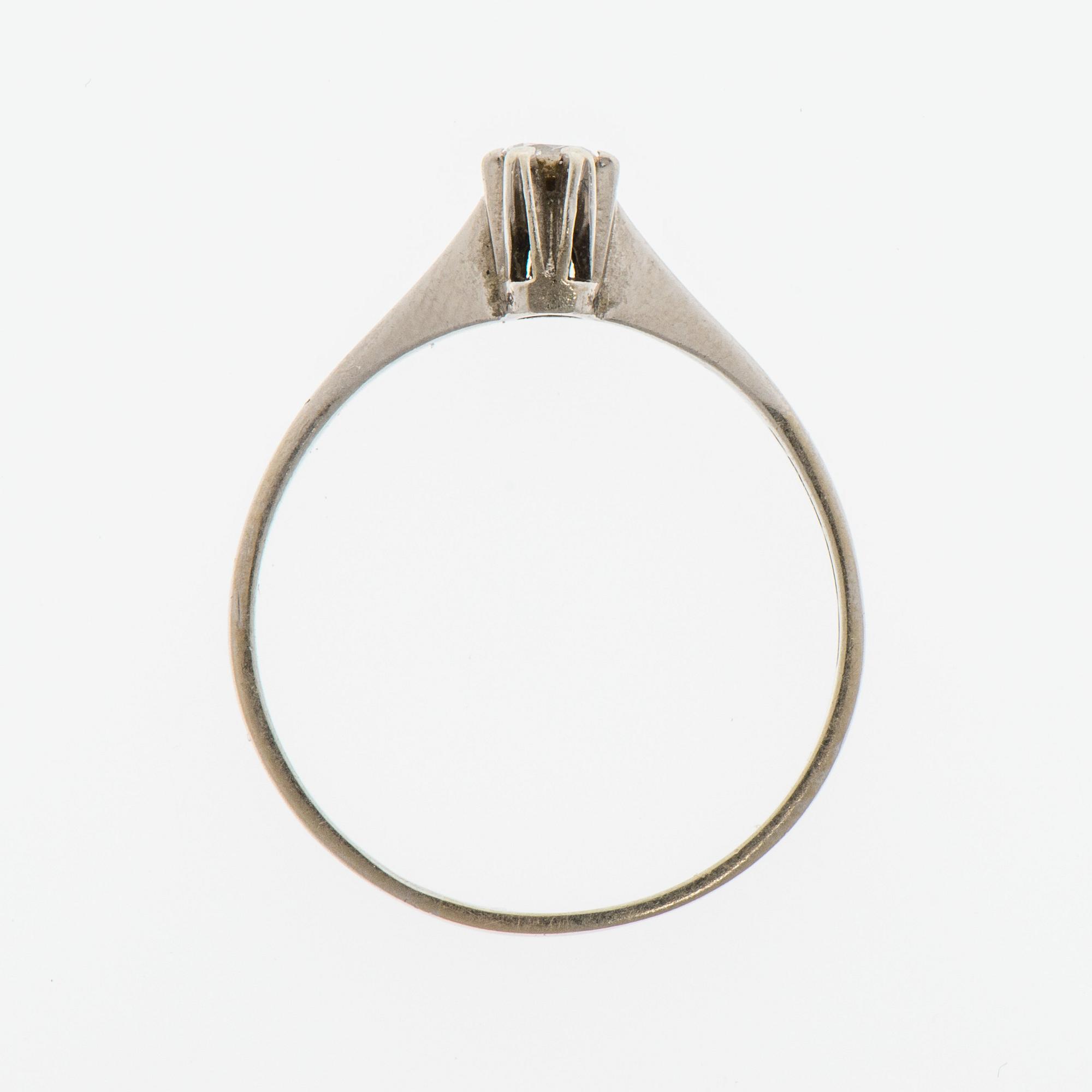 RING, briljantslipad diamant, 18K vitguld. Risto Karstela, Helsingfors 1980.