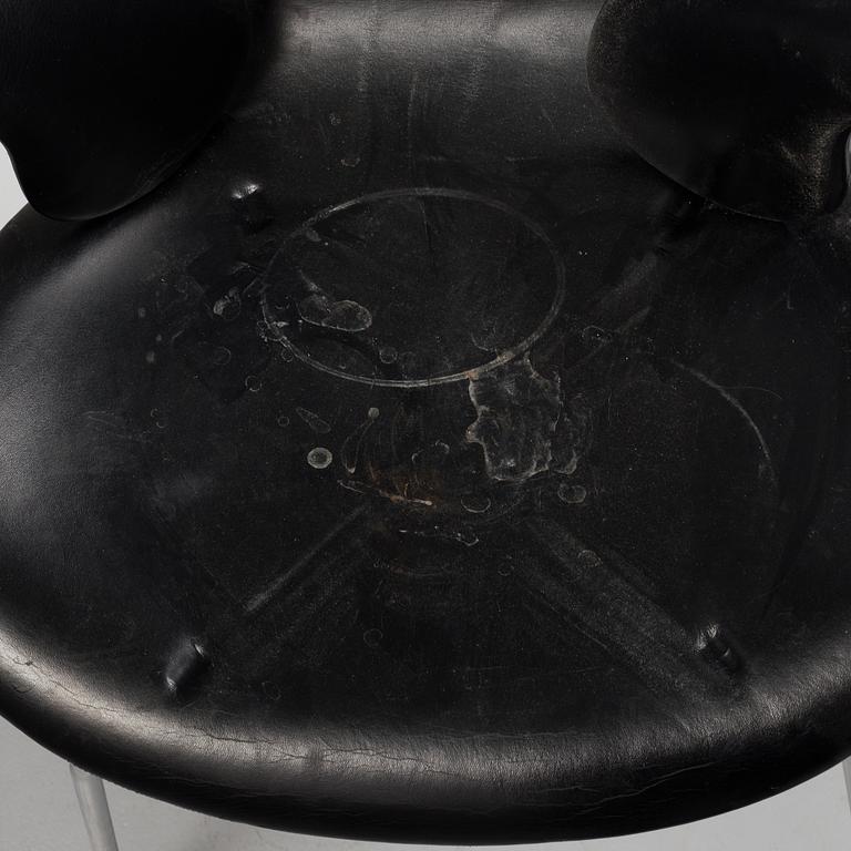 ARNE JACOBSEN, a set of 8 "Liljan/Måsen" armchairs for Fritz Hansen.