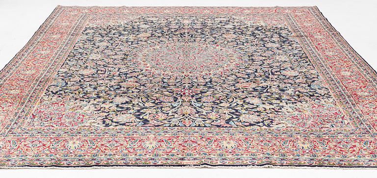 Matta, Kirman, signerad  Rasid Farrokhi ca 365 x 297 cm.