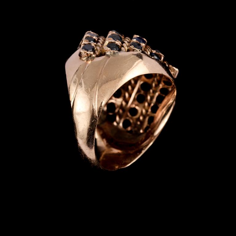 RING, 14k guld med fasettslipade blå safirer. Vikt 7 g.