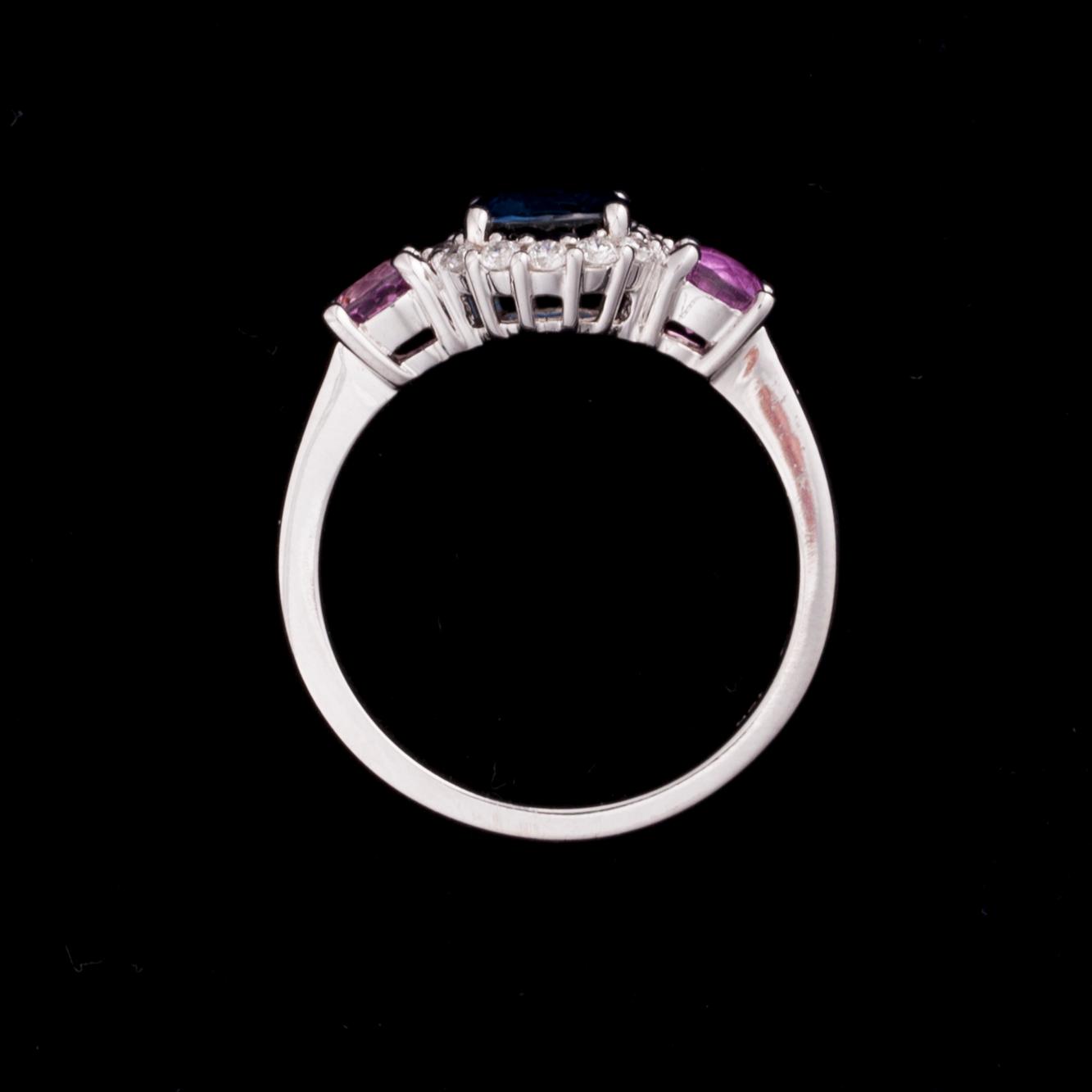 RING, 18K vitguld, safir, ljusröda safirer, diamanter. Vikt ca 5,0 g.