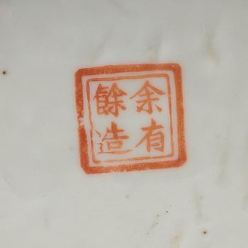 LYKTOR/PERUKSTOCKAR, två stycken, porslin. Qing dynastin, sent 1800-tal.