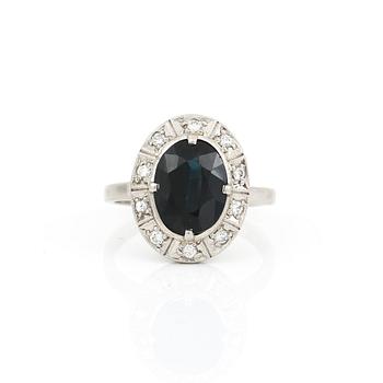 RING, platina med ovalslipad safir tot ca 2,81 ct och små diamanter tot ca 0,10 ct. Vikt ca 6,32 g.