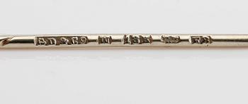 SLIPSNÅLAR, 2 st, 18K guld, med odlad pärla och diamant, svenska stämplar daterade 1920 och 1931. Total vikt ca 2 gram.