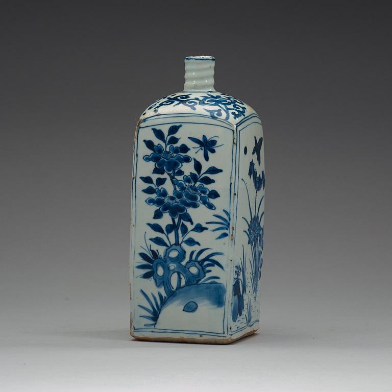 FLASKA, porslin. Mingdynastin, Wanli (1572-1620).