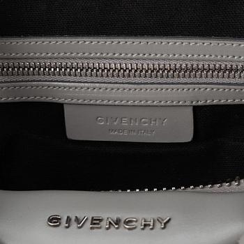Givenchy, a grey leather 'Antigona Small' handbag.