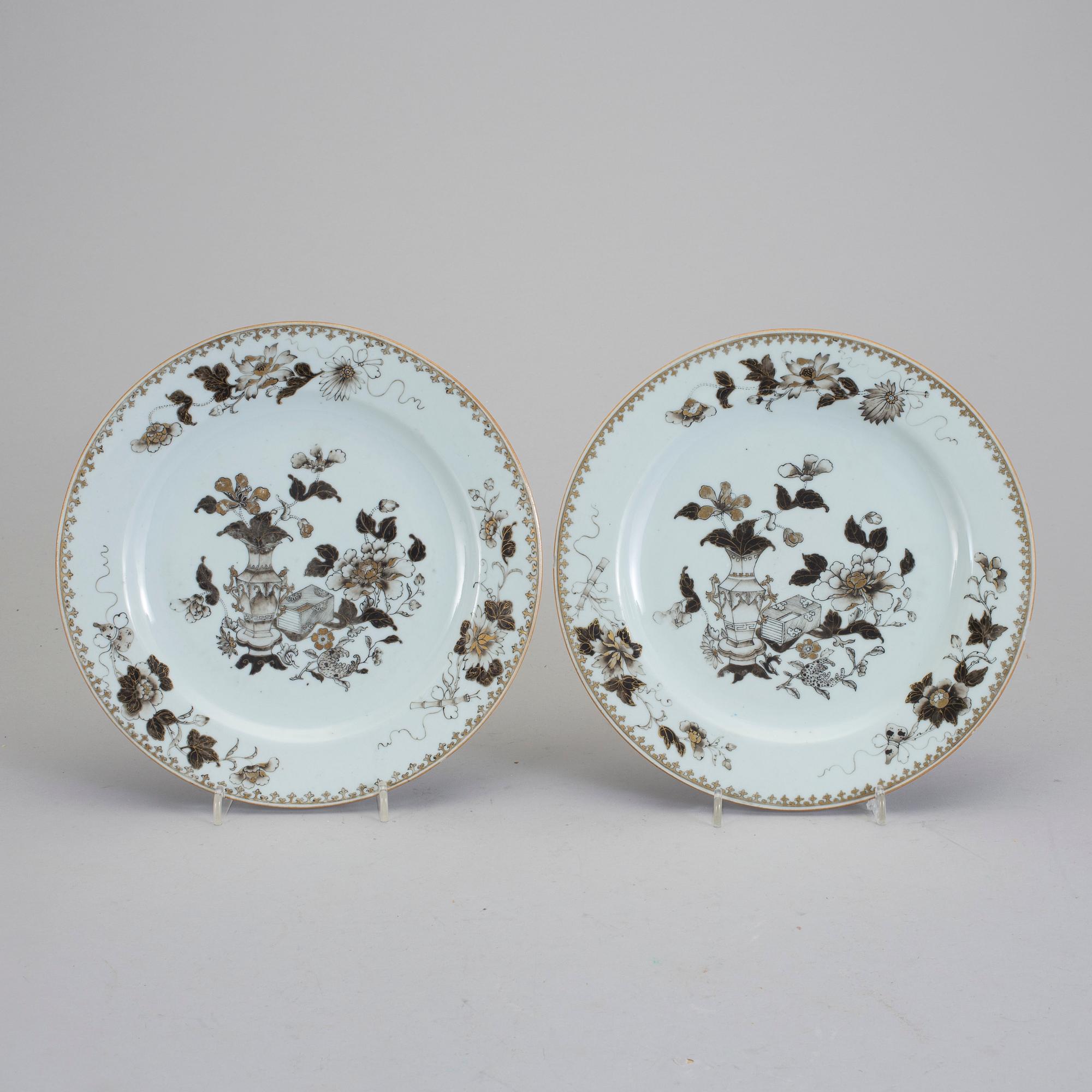 TALLRIKAR, ett par, porslin. Porslin, Kina, Qianlong (1736-95).