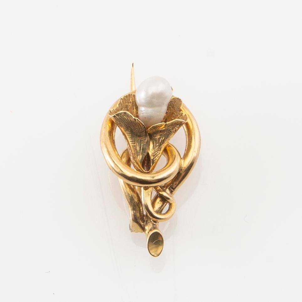 Brooch 18K gold with a cultured drop-shaped pearl.