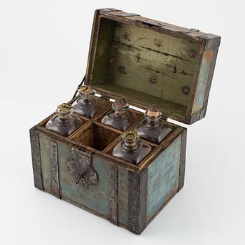 Schatull, med fem flaskor, 1800-tal.