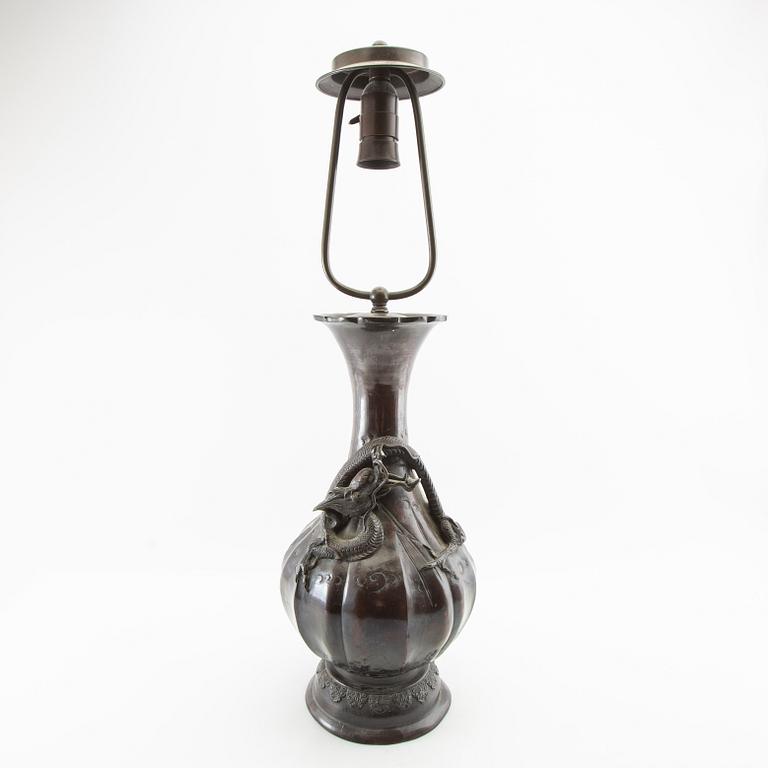 Bordslampa Kina 1900-talets första hälft patinerad brons.