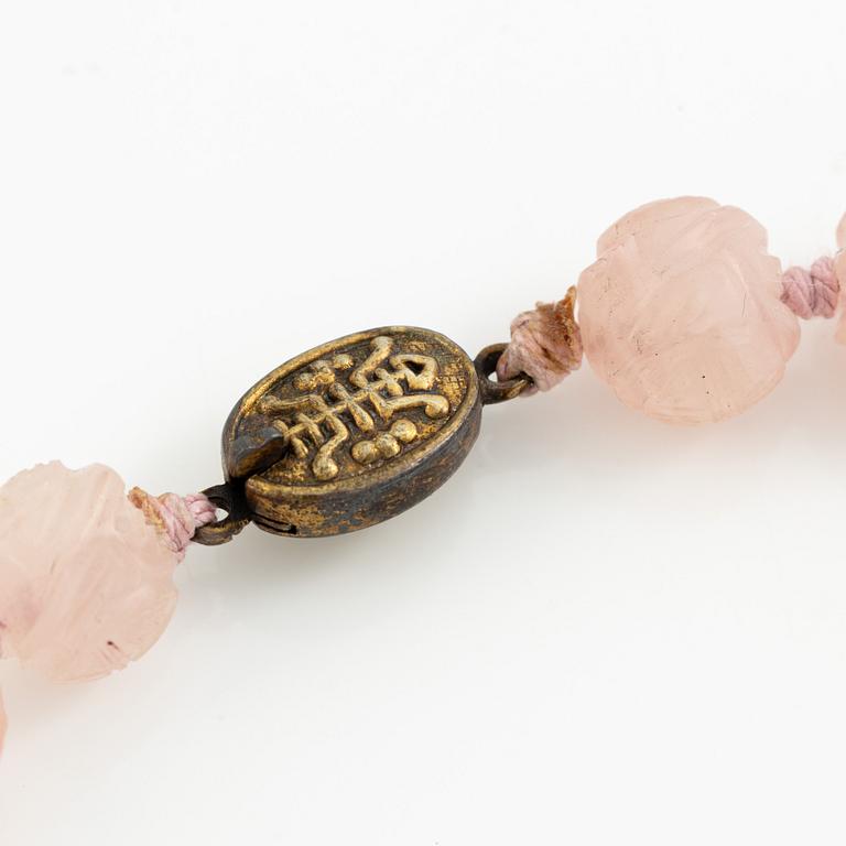 Collier, med skuren rosenkvarts och lås silver, Asien.