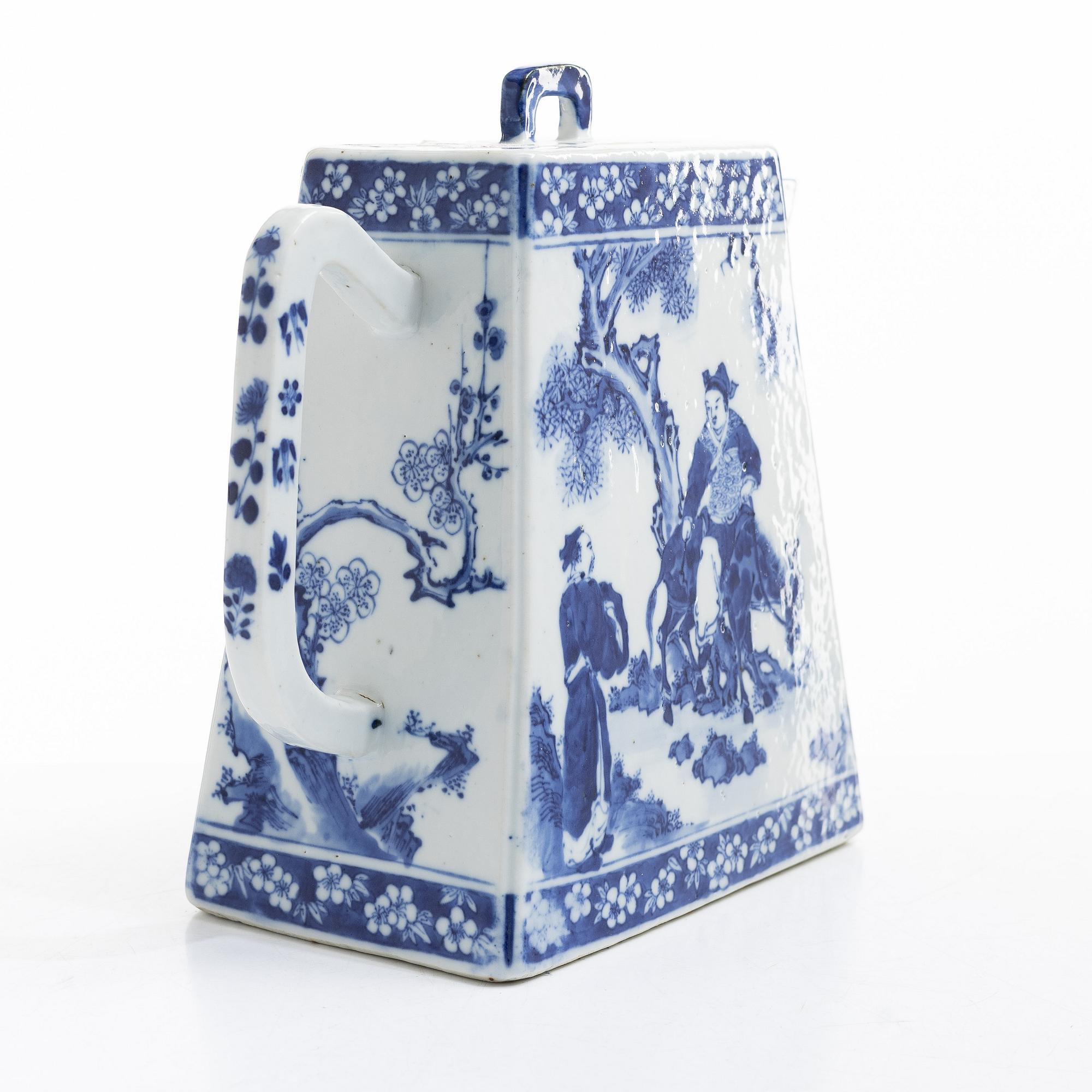 A large blue and white tea pot with cover, Qing dynasty, 19th century.