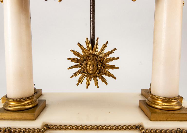 BORDSPENDYL, Planchon, Paris, Louis XVI-stil, omkring 1900.