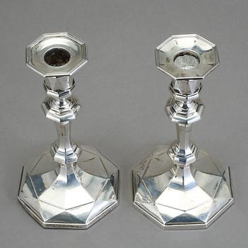 LJUSSTAKAR, ett par, silver, Hawksworth, Eyre & Co, Sheffield, England, 1912.