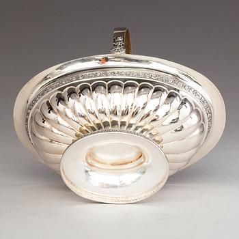 OSKAR LINDROOS, A parcel gilt bread basket, marked OL, Helsinki 1926.