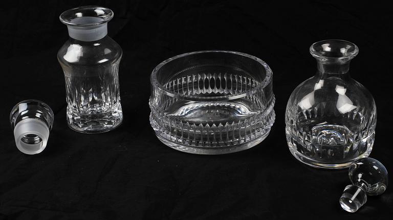 SKÅL SAMT KARAFFER, 2 st, glas, Bengt Edenfalk Skruf samt Kosta.