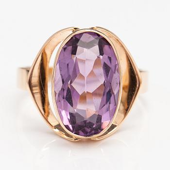 Eero Rislakki, A 14K gold ring with a amethyst. Westerback, Helsinki, mid 20th century.