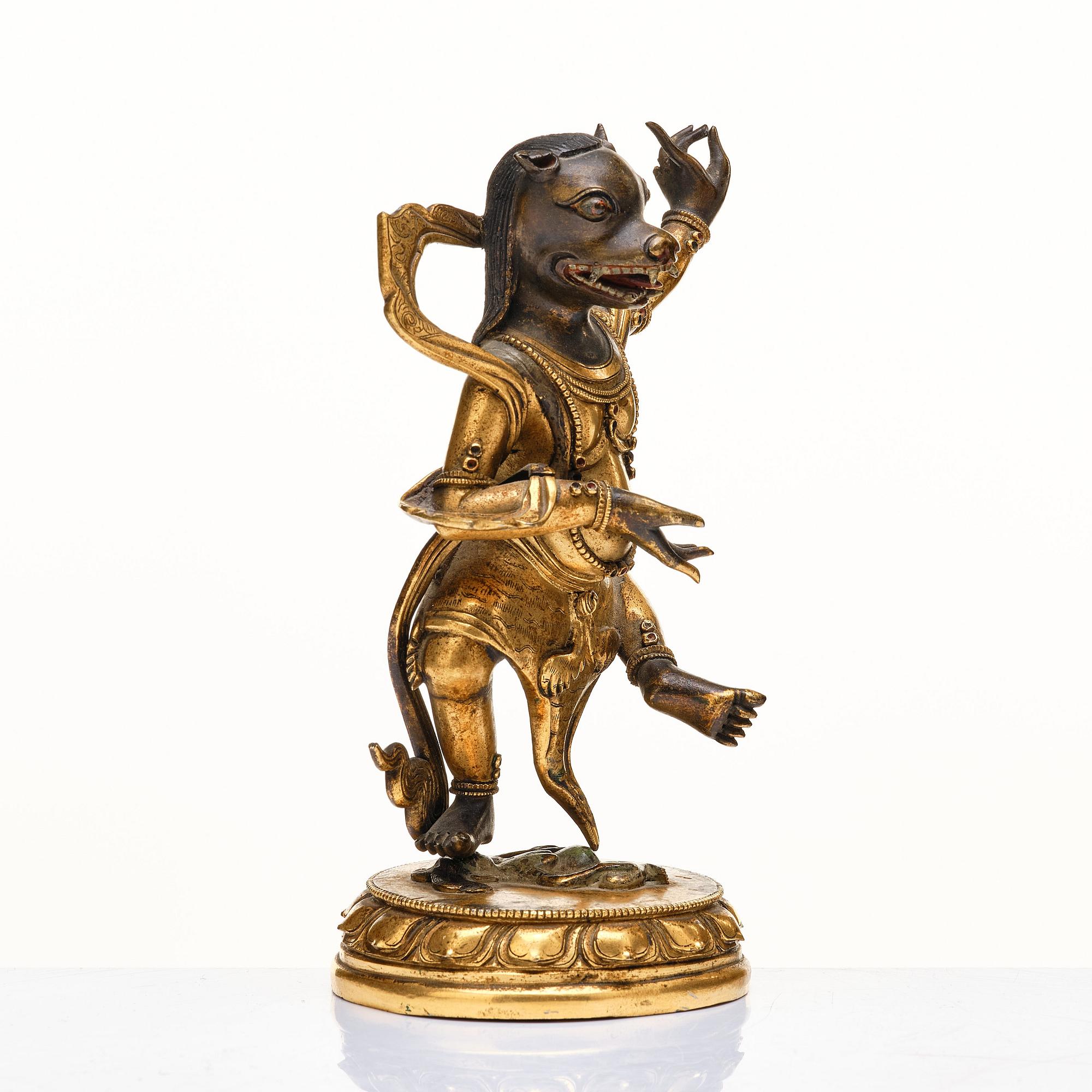BJÖRNHÖVDAD DAKINI, patinerad kopparlegering. Tibetokinesisk, sent 1700-tal/omkring 1800.