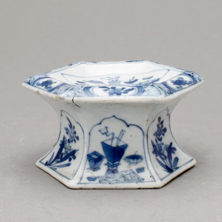 SALTKAR, porslin. Qing dynastin, Kangxi (1662-1722).