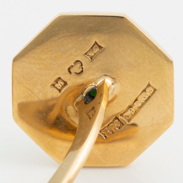 A set with two Chinese cuff links and two jade carvings, early 20th Century.