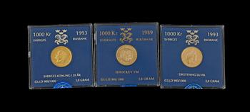MINNESMYNT. 3 st, guld 900/1000, 1000 kr, Sverige 1989 resp 1993. Totalvikt 17,4 gram.