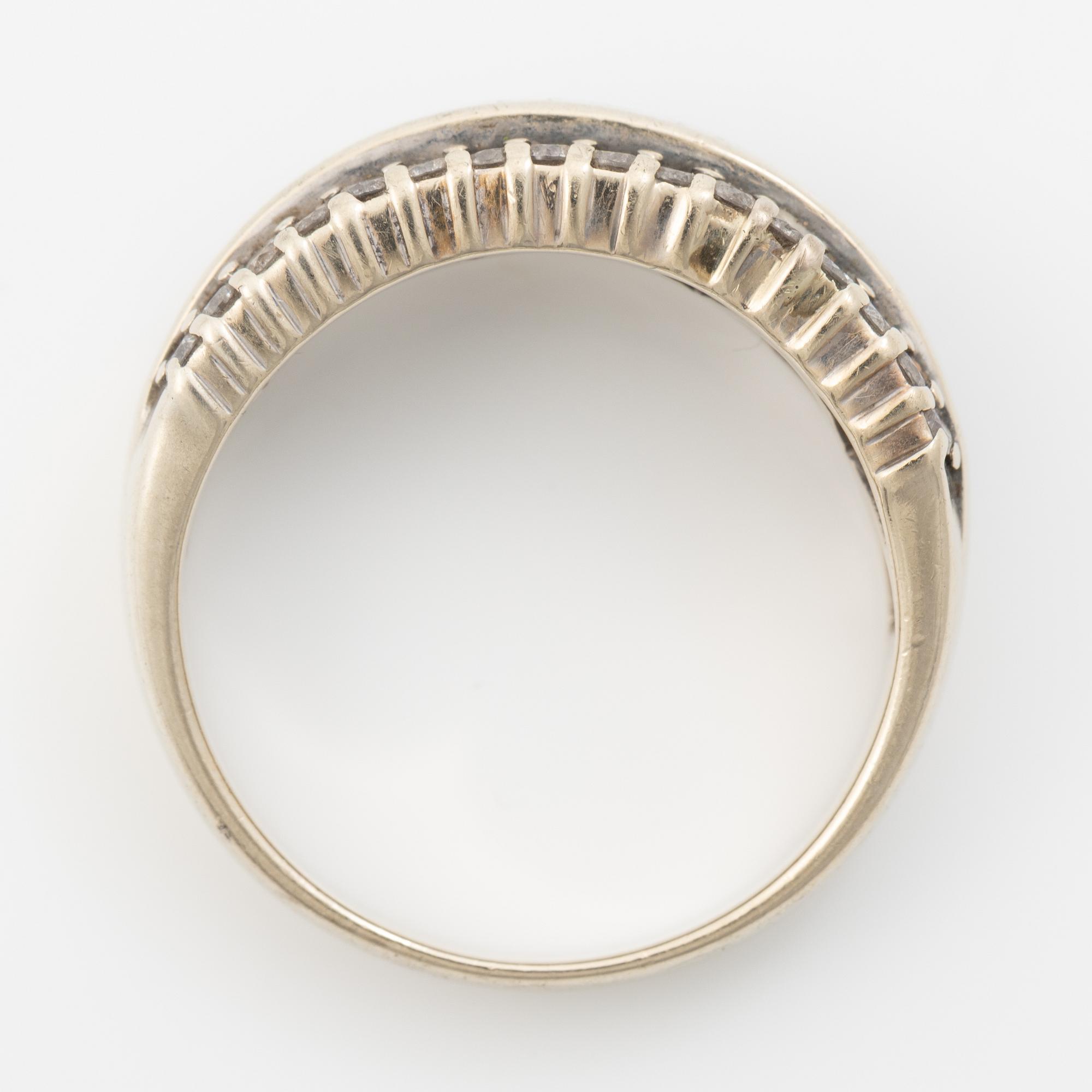 Ring, 18K white gold with brilliant-cut diamonds and baguette-cut diamonds.