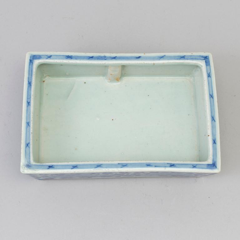 A blue and white flower pot, late Qing dynasty.