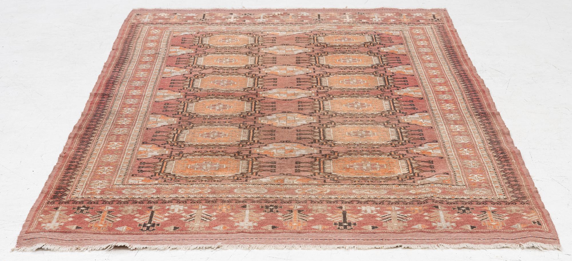 An oriental rug, a. 189 x 119 cm.