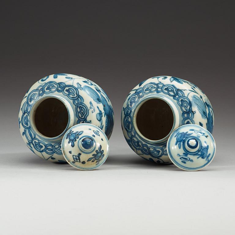 KRUKOR med LOCK, två stycken, porslin. Ming dynastin, 1500-tal.