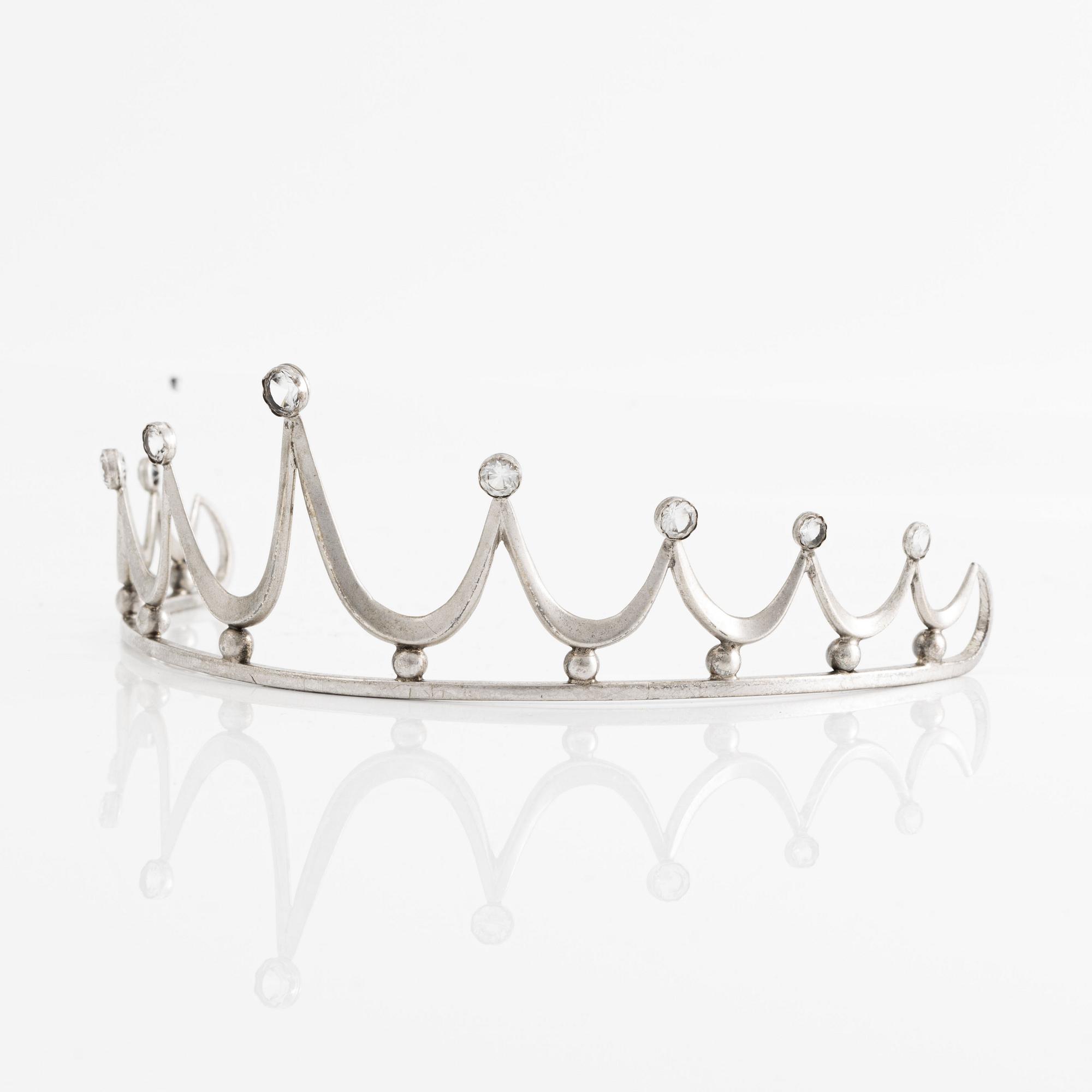 Tiara silver med vita stenar.