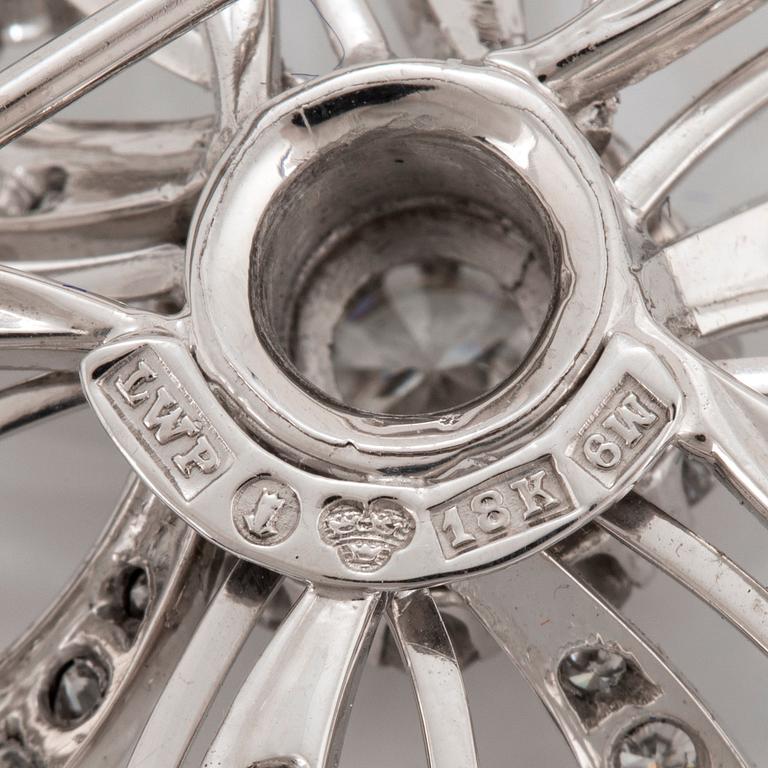 Brosch 18K vitguld med runda briljantslipade diamanter totalvikt ca 2.50 ct.
