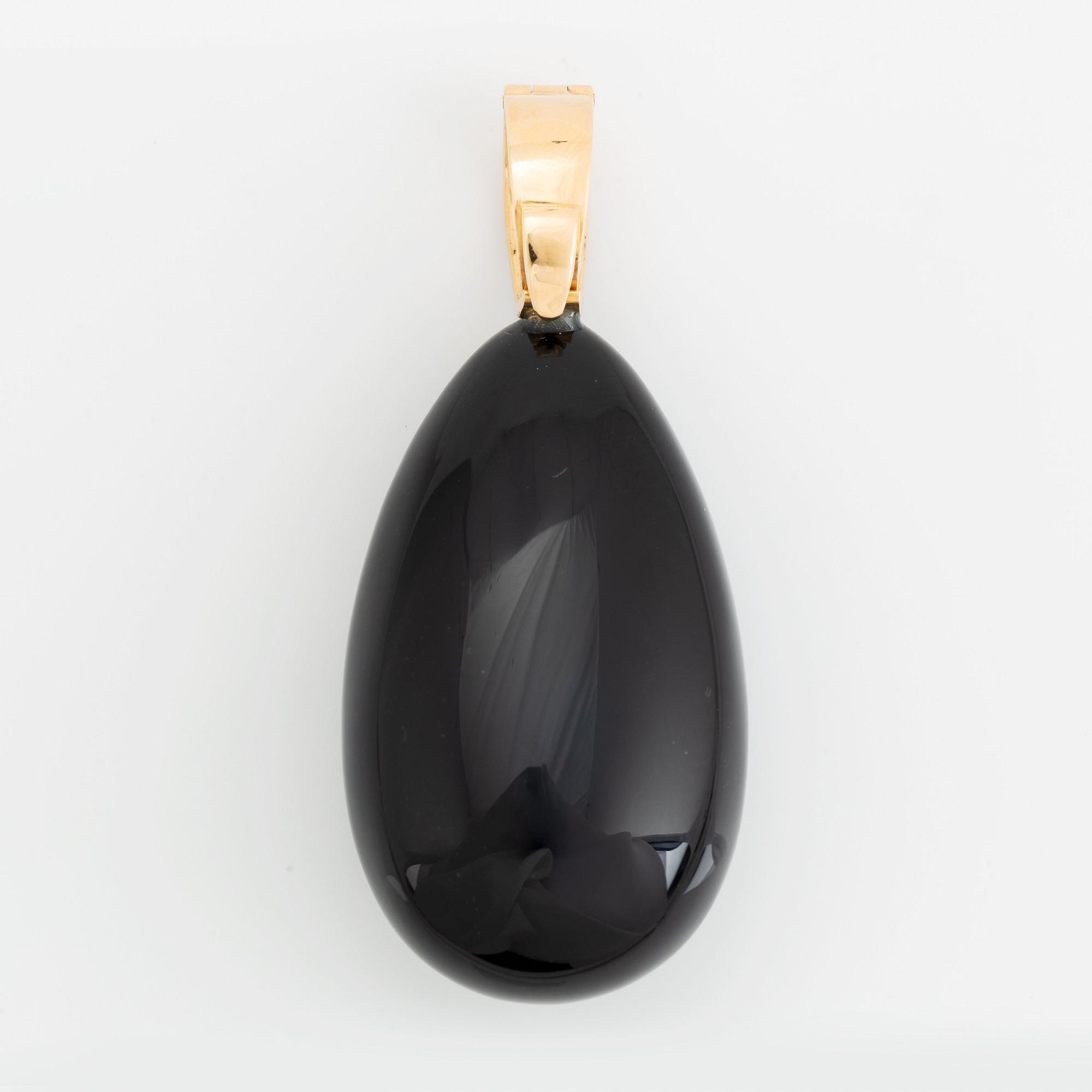 An 18K gold and onyx Acchinelli pendant set with round brilliant-cut diamonds.
