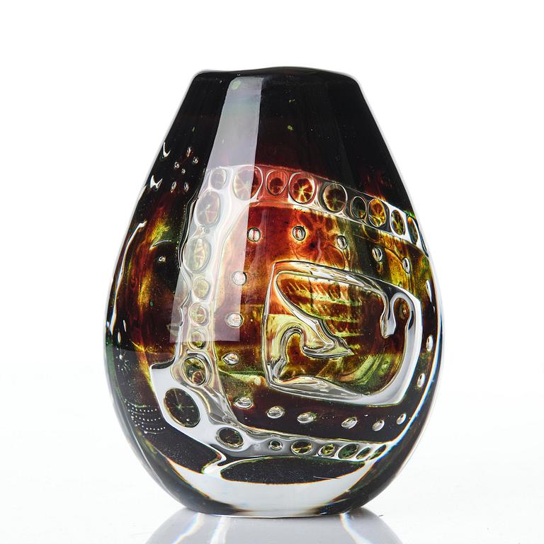 Edvin Öhrström, an Ariel glass vase "The Girl and the Dove", Orrefors 1957, no. 449F.