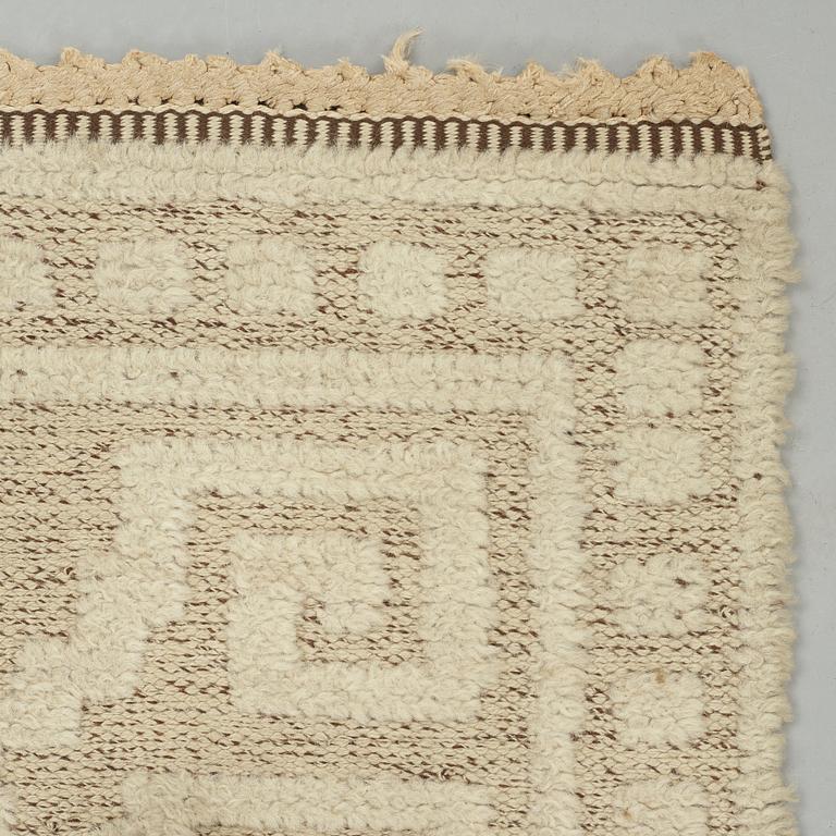 Märta Måås-Fjetterström, A CARPET, "Vita spetsporten", knotted pile in relief, ca  177,5 x 121 cm, signed MMF.