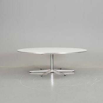 BORD, "A825", Piet Hein, Arne Jacobsen och Bruno Mathsson för Fritz Hansen, 2001.