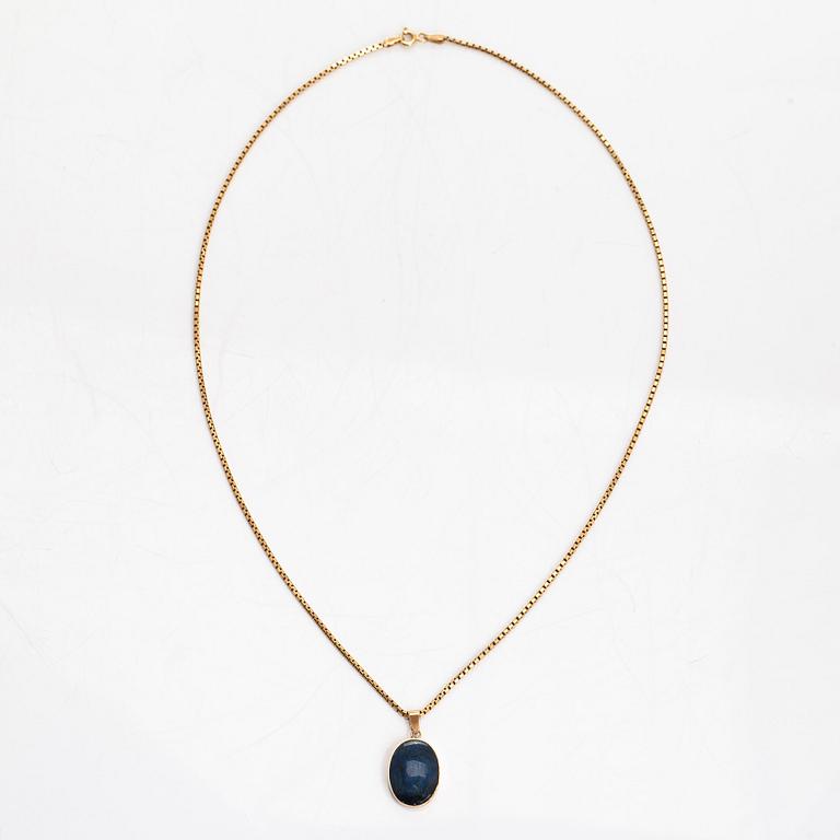 A 14K gold necklace with a spectrolite pendant. Finnsih control marks.