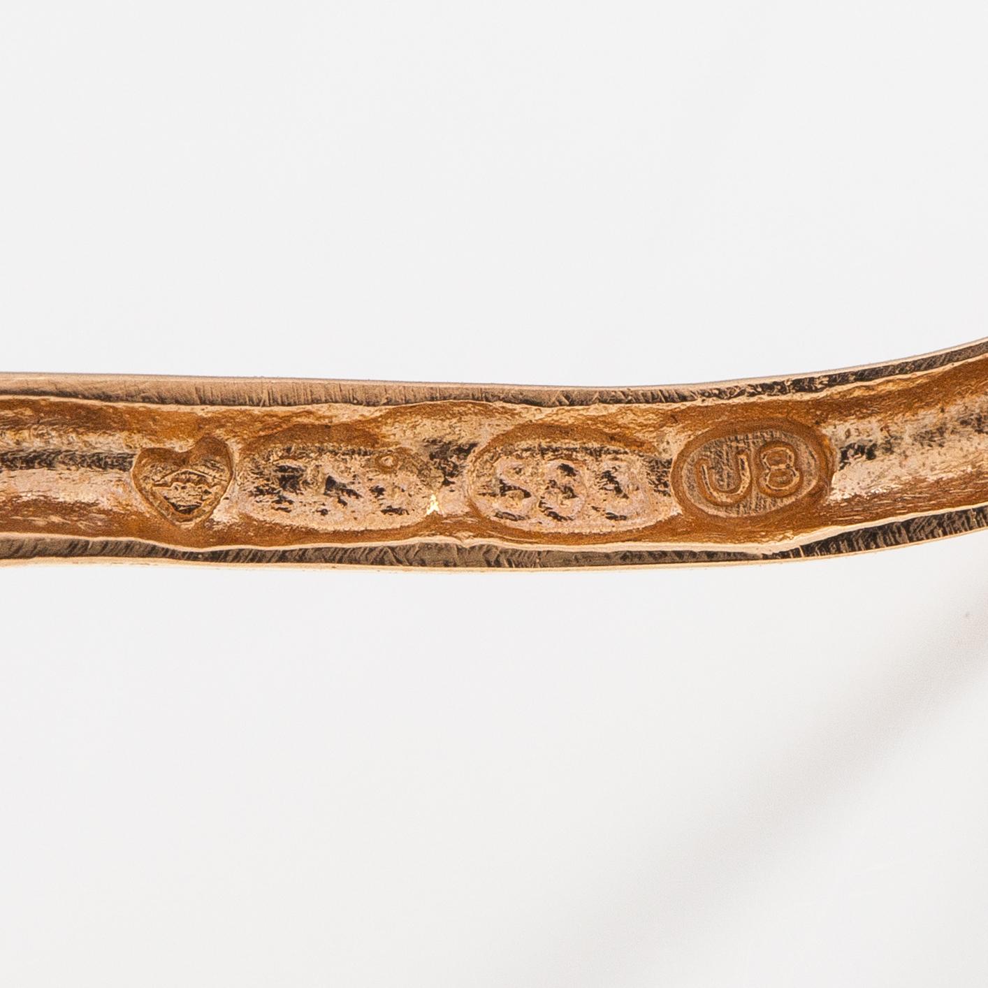 A panther brooch made of 14K gold and with emeralds.