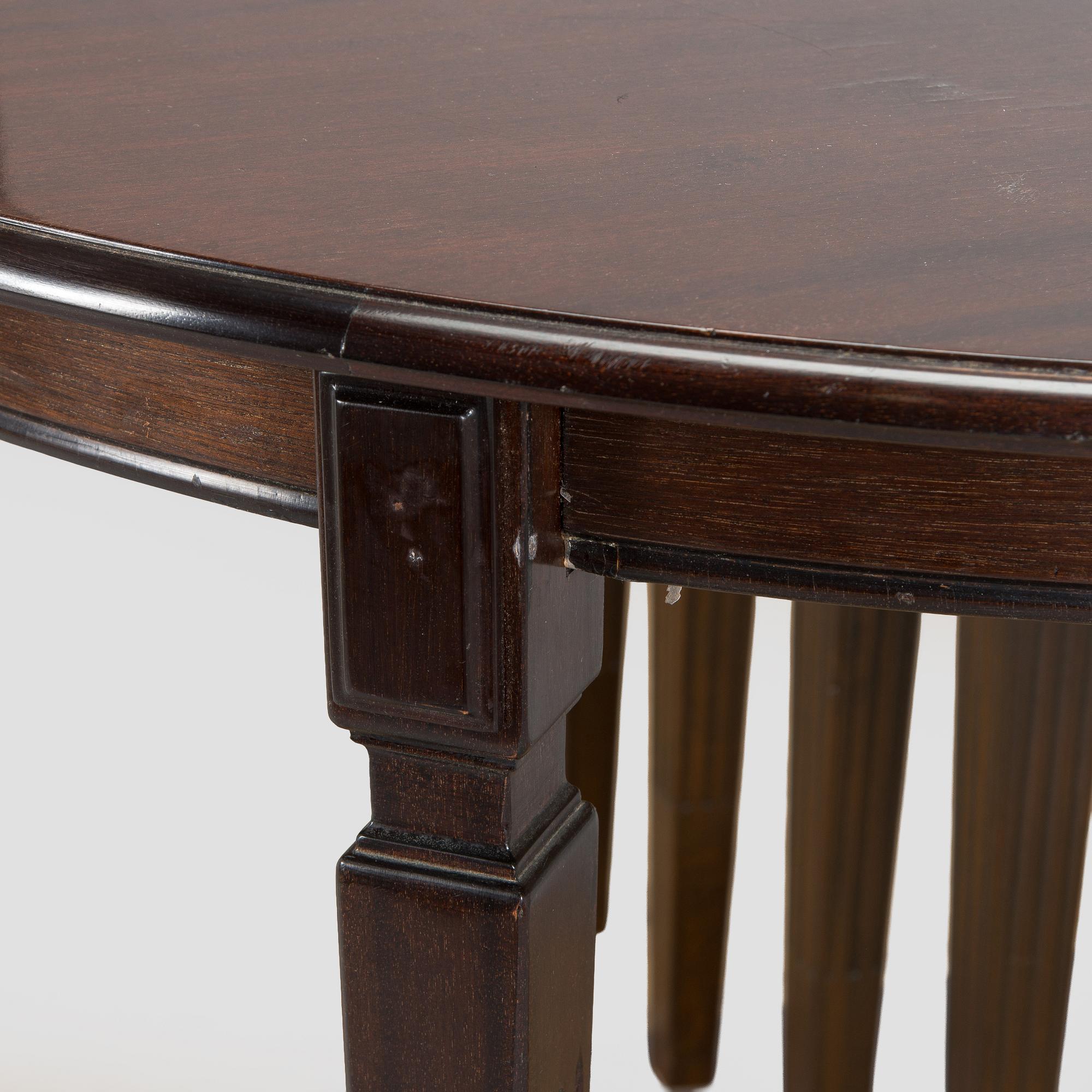 A dining table, Hepplewhite style, later half of the 20th century.